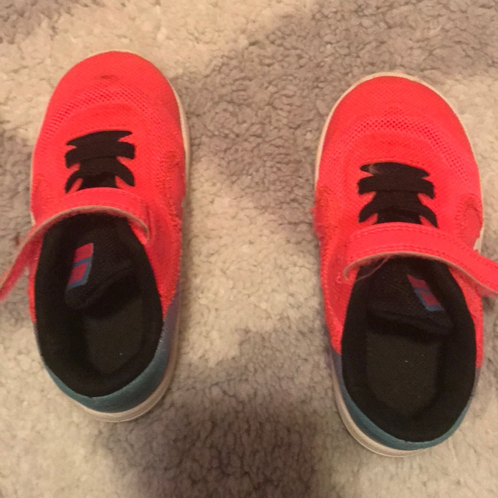 Girls Nikes size 7c us used condition